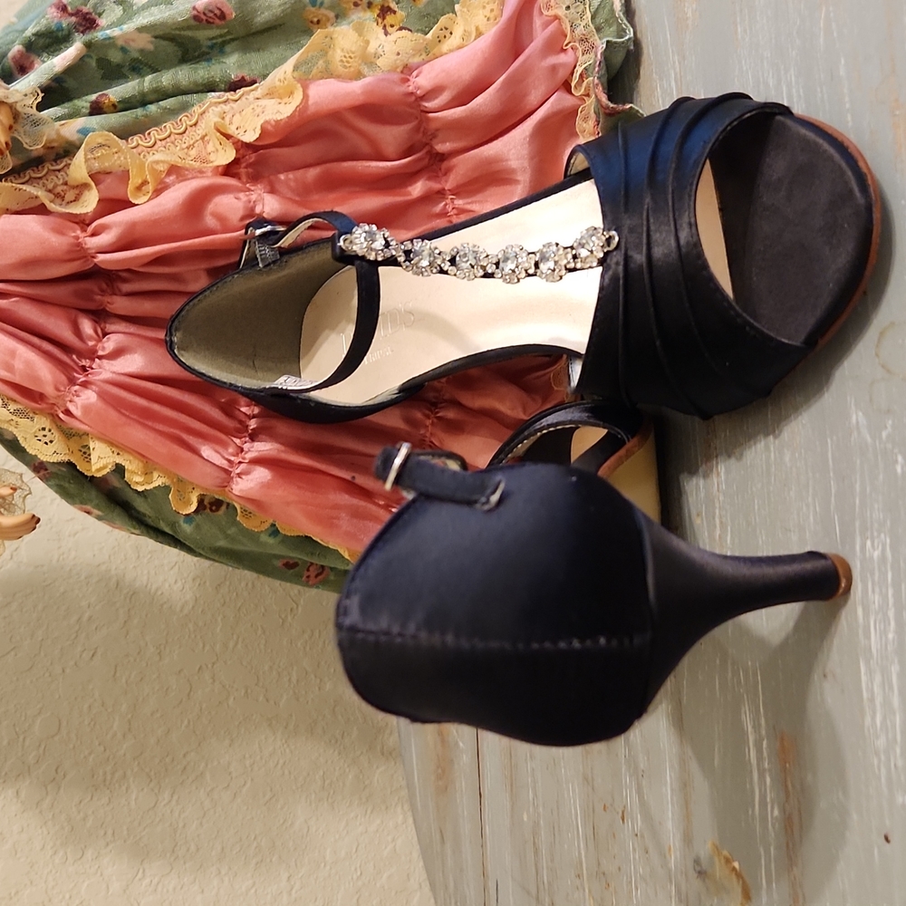 SHOES - Picture 2 of 4
